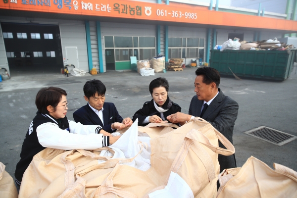 ▲곡성군이 옥과면을 시작으로 2023년산 공공비축미곡 가루쌀 매입을 시작했다.(사진제공=곡성군)