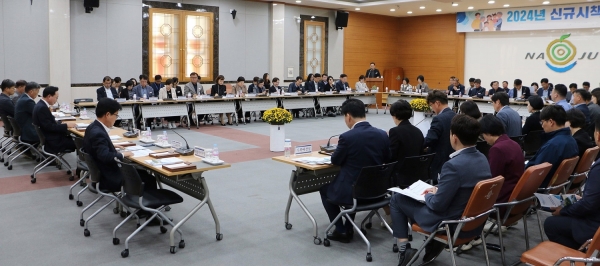▲나주시가 최근 시청사 대회의실에서 2024년도 신규시책보고회를 갖고 78건의 신규시책을 발굴, 공유했다.(사진제공=나주시)