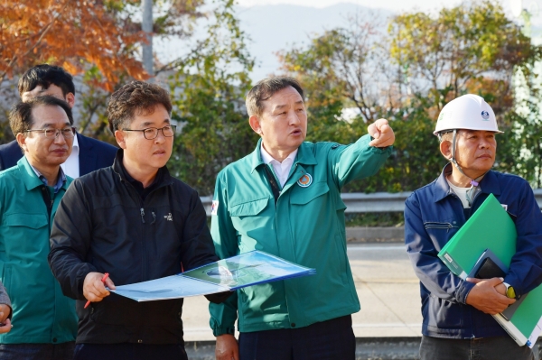 ▲담양군은 담양읍 반룡리 340-10번지 일원에 조성하고 있는 평화예술광장 공사 현장 점검을 진행했다.(사진제공=담양군)