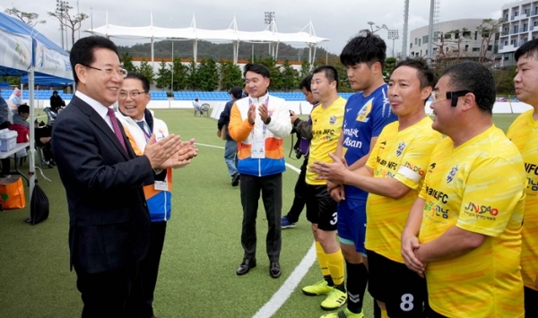 ▲김영록 전라남도지사가 6일 제43회 전국장애인체전 경기가 열리는 목포국제축구센터를 방문, 축구 종목에 참가한 전남선수단을 격려하고 있다.(사진제공=전라남도)