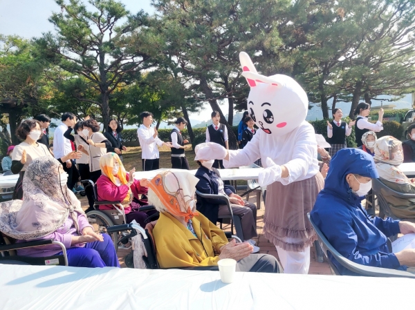 ▲더해봄 노인복지센터는 최근 장기요양등급을 받은 노인 44명과 지역사회 봉사자들이 함께 전남 순천시 상사호로 나들이를 다녀왔다(사진제공=더해봄 노인복지센터)