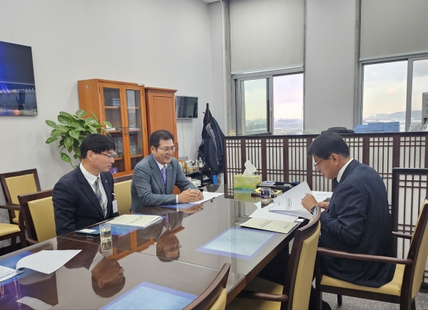 ▲이상익 함평군수가 서삼석 예결위원장을 만나 면담하는 모습(사진 왼쪽부터 장정진 함평군 기획예산실장, 이상익 함평군수, 서삼석 예결위원장.사진제공=함평군)