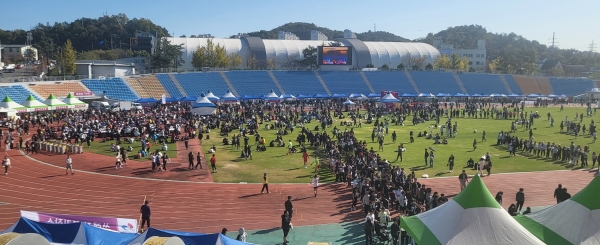 ▲남승룡 마라톤 대회 완주자들이 운동장에 모여있다.(사진제공=순천시)