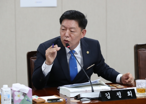▲김정희 전라남도의원이 행정사무감사에서 질의하고 있다.(사진제공=전라남도의회)