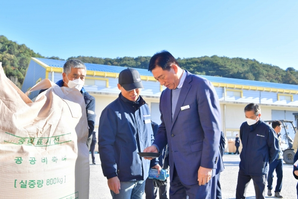 ▲지난 13일 장성군 황룡DSC 공공비축미 수매 현장을 찾은 김한종 장성군수(사진제공=장성군)