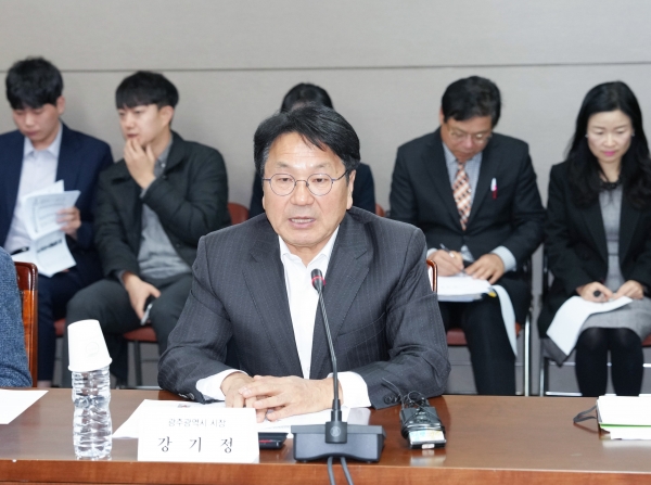 ▲강기정 광주광역시장이 14일 오후 광산구 하남산업단지관리공단 소회의실에서 열린 ‘대유위니아 협력기업 현장간담회’에 참석해 이정식 고용노동부 장관, 협력업체 대표 등과 대유위니아그룹 협력기업에 대한 지원 방안을 논의하고 있다.(사진제공=광주광역시)