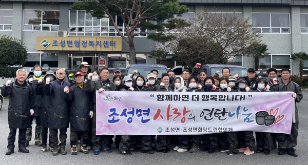 ▲보성군은 지난 15일 조성면 직원들과 봉사단체가 함께 관내 취약계층 8가구를 대상으로 총 2,400장의 연탄을 전달했다.(사진제공=보성군)