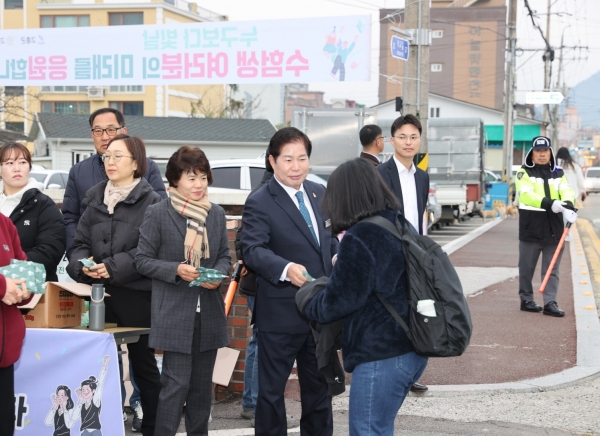 ▲고흥군은 16일 고흥고등학교 정문에서 대학수학능력시험 응시생을 대상으로 응원이벤트를 실시했다.(사진제공=고흥군)