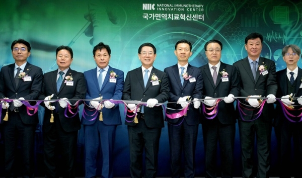 ▲김영록 전라남도지사가 16일 화순에서 열린 ‘국가면역치료혁신센터’ 개소식에서 내빈들과 축하 테이프 커팅을 하고 있다.(사진제공=전라남도)