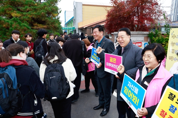 ▲화순읍 화순고 시험장으로 입장하는 수험생들에게 구복규 화순군수를 비롯한 화순군 관계자들이 격려를 보내고 있다.(사진제공=화순군)