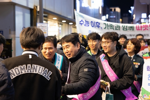 ▲이정선 광주시교육감이 수능 당일인 지난 16일 저녁 수능을 마친 학생들을 위해 학교폭력 예방 거리 캠페인을 펼쳤다.(사진제공=광주광역시교육청)