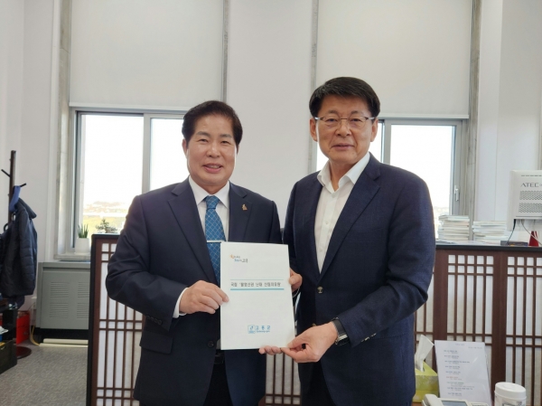 ▲공영민 고흥군수는 17일 국회를 방문 서삼석 국회예산결산특별위원장를 만나 고흥군 역점 사업을 설명하고 적극적인 재정지원을 건의했다.(사진제공=고흥군)