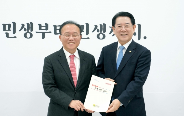 ▲김영록 전라남도지사(오른쪽)가 17일 국회를 찾아 윤재옥 국민의힘 원내대표에게 지역 현안 해결을 위한 국회 차원의 협조를 요청하고 있다.(사진제공=전라남도)