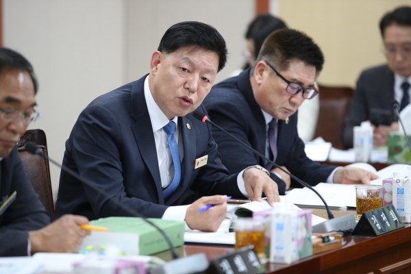 ▲김정희 전남도의원이 지난 20일 전라남도 환경산림국 2024년도 본예산 심사에서 질의하고 있다.(사진제공=전라남도의회)