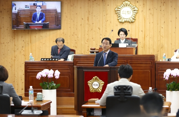 ▲강진원 강진군수가 21일 강진군의회에서 시정연설을 하고 있다.(사진제공=강진군)