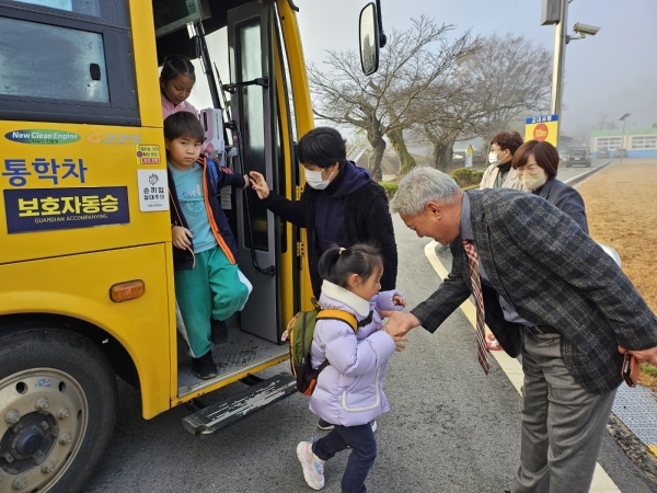 ▲보성교육지원청에서는 통학차량을 무공해 전기차로 교체한 미력초를 방문하여 1일 안내도우미를 지원했다.(사진제공=보성교육지원청)