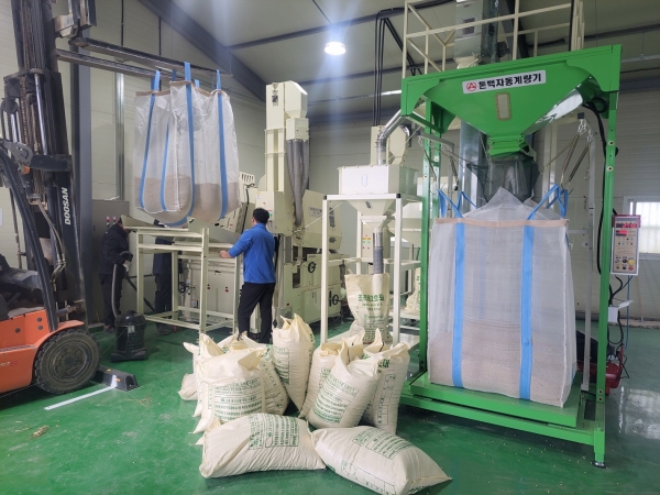 ▲농업인이 농기계임대사업소에서 1톤들이 콩 정선기를 이용하여 정선 작업을 하는 모습.(사진제공=화순군)