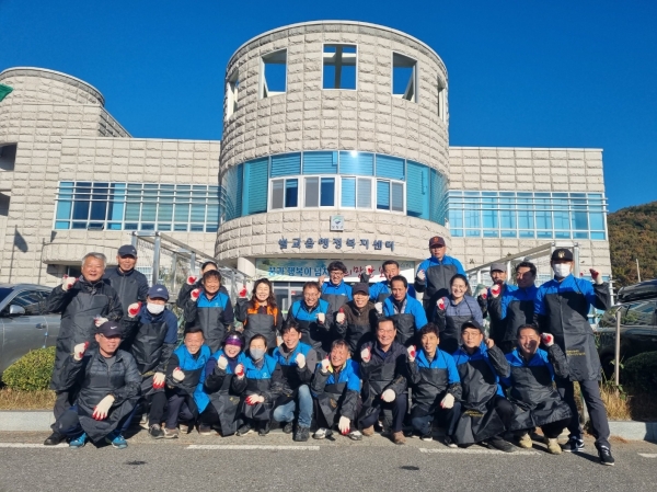 ▲벌교읍 행정복지센터에 모인 연탄나눔 봉사 참여자들이 기념촬영을 하고 있다.(사진제공=보성군)