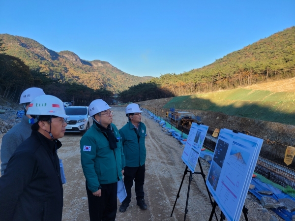 ▲영광군은 지난 21일 맑은 물 공급 및 원활한 용수 공급을 위한 ‘식수전용저수지 신설 사업’ 현장 및 ‘영광 제2정수장 개량사업’의 현장을 찾아 공정상황 및 안전사고 예방 등을 점검했다.(사진제공=영광군)