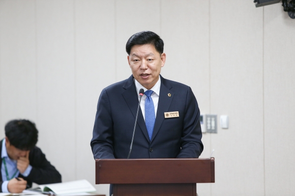 ▲김정희 전남도의원이 22일 ‘전라남도 보건환경에 관한 시험의뢰 및 검사 조례 전부개정조례안’에 대한 제안설명을 하고 있다.(사진제공=전라남도의회)