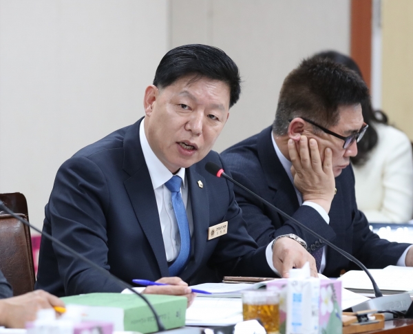 ▲김정희 전남도의원이 지난 21일 전라남도 보건복지국 2024년도 예산안 심사에서 질의하고 있다.(사진제공=전남도의회)