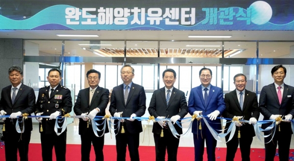 ▲‘완도 해양치유센터 개관식’이 24일 완도군 신지면에서 개최된 가운데 김영록 전라남도지사, 조승환 해양수산부 장관을 비롯한 주요 내외빈들이 개관을 축하하는 테이프커팅을 하고 있다.(사진제공=전라남도)