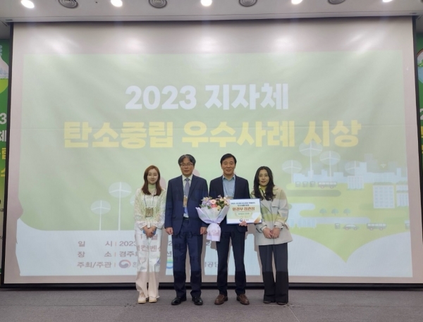 ▲27일 ‘2023 지자체 탄소중립 우수사례’ 공모전에서 ‘우수 지자체’로 선정되어 ‘환경부 장관 기관 표창’을 받은 뒤 관계자들과 기념 촬영을 하고 있다.(사진제공=신안군)