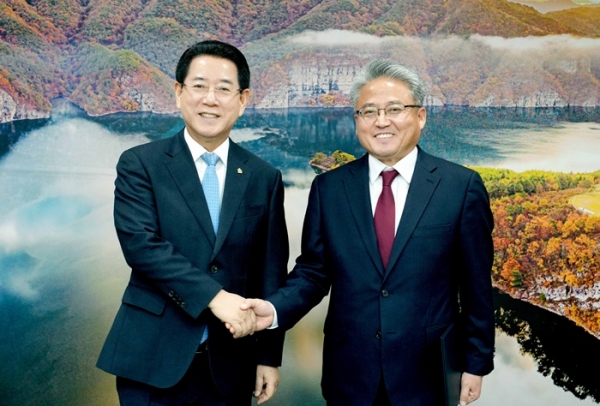 ▲김영록 전라남도지사가 27일 도청 접견실에서 이강근 전남신보 제8대 이사장에게 임명장을 수여하고 기념촬영을 하고 있다.(사진제공=전라남도)
