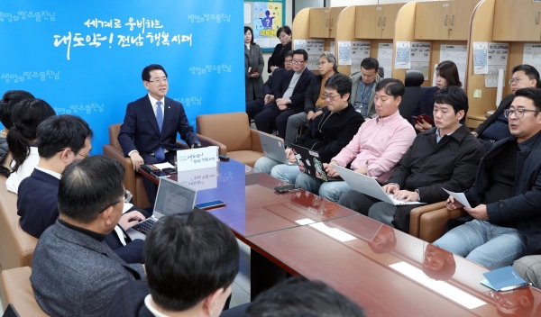 ▲김영록 전라남도지사가 28일 오후 도청 기자실에서 전남 국립의과대학 신설 범도민추진위원회 출범 및 광주 민간·군 공항 동시 이전 추진 등 현안 관련 관련 기자간담회를 하고 있다.(사진제공=전라남도)