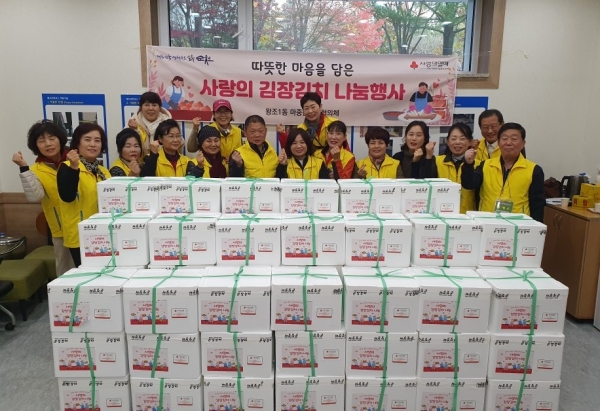 ▲ 왕조1동 마중물보장협의체 사랑의 김장 김치 전달(사진제공=순천시)