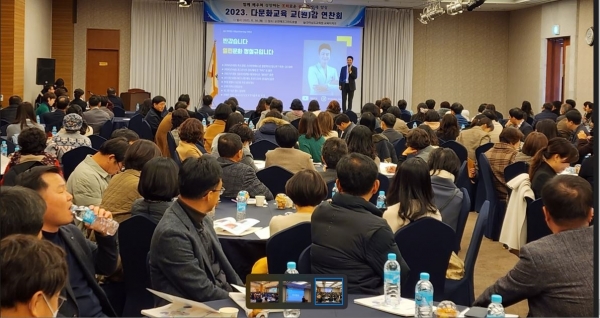 ▲개그맨 정철규씨가 특강을 진행하고 있다.(사진제공=전라남도교육청)