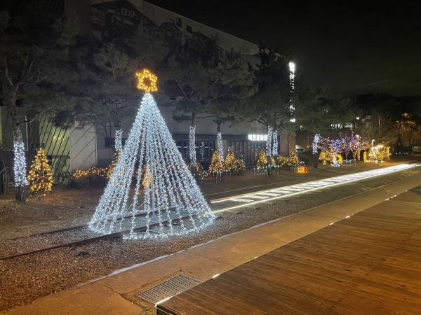 ▲무안군 일로읍은 지난 1일 ‘일로읍 승격 제43주년’을 기념하는 점등행사를 개최했다.(사진제공=무안군)