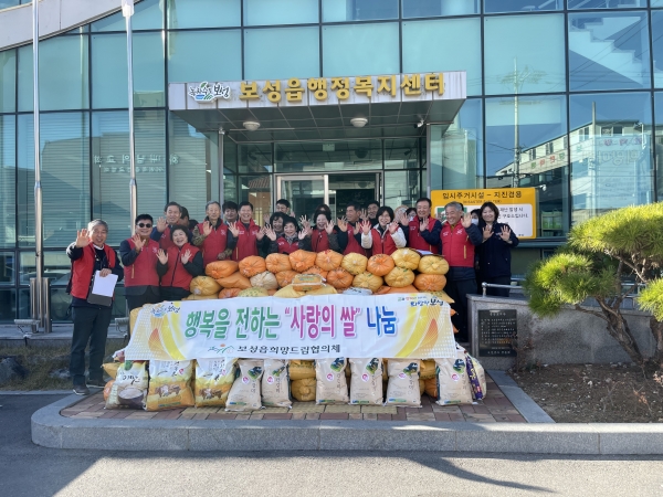 ▲보성읍희망드림협의체가 기부된 쌀 앞에서 기념촬영을 하고 있다.(사진제공=보성군)