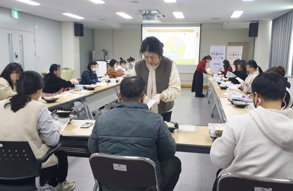 광산구(구청장 박병규)는 지난 5일과 6일 이틀간 ‘영양플러스사업’ 수혜자 75명과 ‘영양 만점 샌드위치 만들기’를 주제로 영양교육 및 조리 실습을 진행했다