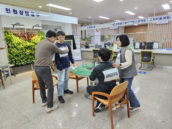 ▲영광군은 지난 6일 민원응대 중 발생할 수 있는 비상상황에 신속히 대응하기 위한 모의훈련을 실시했다.(사진제공=영광군)