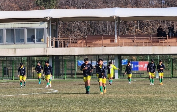 ▲중학교 선수들이 강진종합운동장에서 2023년 축구 전지훈련을 하고 있다.(사진제공=강진군)