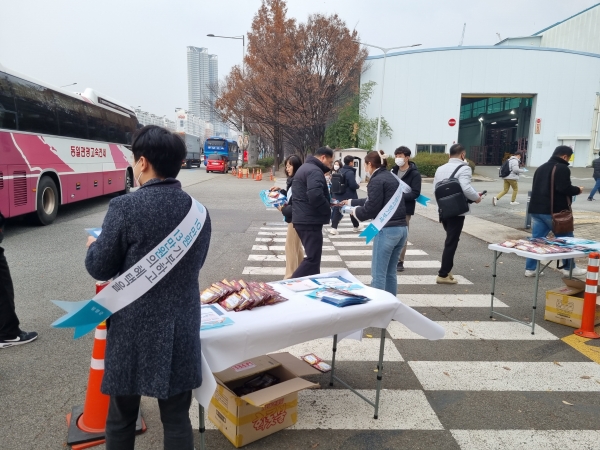 ▲담양군이 근로자들을 대상으로 고향사랑기부제 집중 홍보 캠페인을 진행하고 있다.(사진제공=담양군)