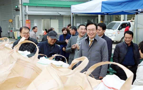 ▲2023년산 공공비축미 수매 현장을 찾은 윤병태 나주시장(사진제공=나주시)