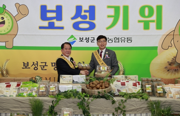 ▲보성군과 ㈜농협유통이 보성키위 유통망 확대를 위한 상생협력 업무협약을 체결했다고 밝혔다.(사진왼쪽부터 농협유통 신영호 대표이사, 김철우 보성군수.사진제공=보성군)