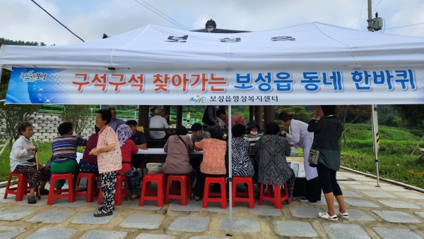 ▲지난 7월 26일 봉산2리 마을주민 대상으로 혈압 혈당 체크등 건강 상담을 진행하고 있다.(사진제공=보성군)