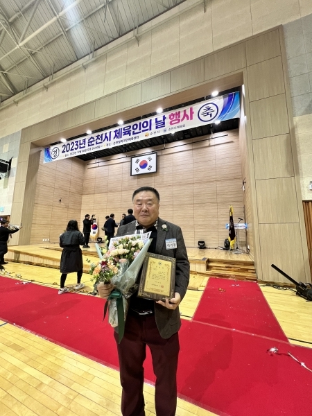 ▲이기장(뉴스깜 대표) 홍보대사가 8일 열린 2023년 순천시 체육인의 날 행사에서 표창패를 받았다.(사진제공=순천시체육회)