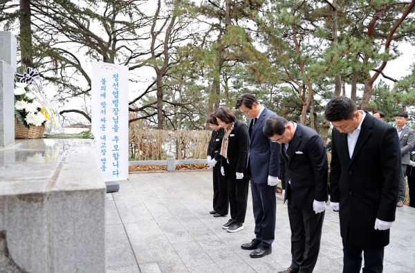 ▲영암군이 12일 영암공원 현충탑에서 ‘내 고장 영웅 정선엽 병장 추모행사’를 개최했다.(사진제공=영암군)