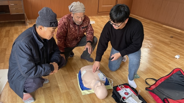 ▲진도군이 도서마을 응급환자 대비를 위해 자동심장충격기(AED)를 설치했다.(사진제공=진도군)