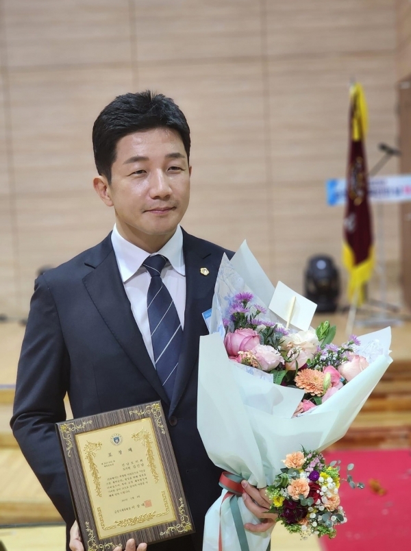 ▲김진남 전남도의원이 지난 8일 ‘체육공로상’을 수상하고 기념촬영을 하고 있다.(사진제공=전라남도의원)