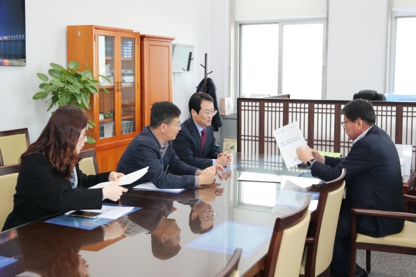 ▲강진원 강진군수가 국회를 찾아 서삼석 국회 예결위원장을 만나 내년 국비 확보를 거듭 요청했다.(사진제공=강진군)