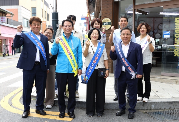 ▲지난 추석 명절, 강진원 군수와 공무원들이 강진읍내에서 지역사랑상품권을 홍보하고 있다.(사진제공=강진군)