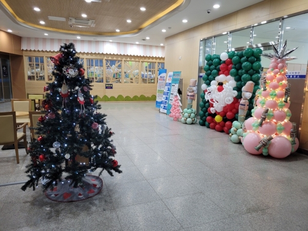 ▲남악복합주민센터 청사 트리 설치(사진제공=무안군)