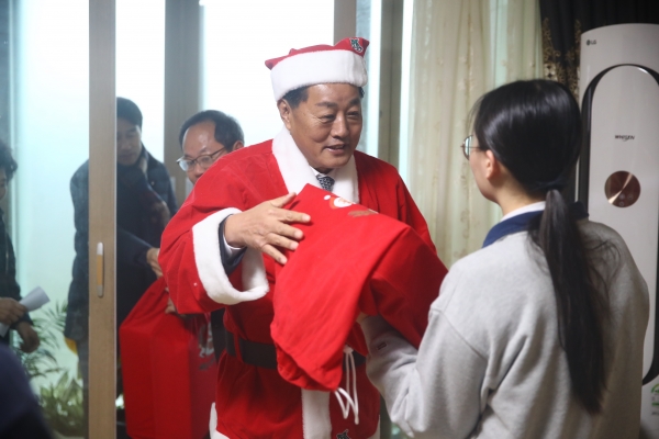 ▲곡성군은 지난 20일 초록우산어린이재단 전남지역본부와 함께 지역의 취약계층 아동 가정을 직접 방문해 성장 키트를 전달했다.(사진제공=곡성군)