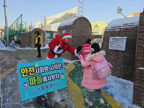 ▲정달성 북구의원은 지난 22일 ‘일일 산타’로 변신해 따뜻한 봉사활동을 이어갔다.(사진제공=북구의회)