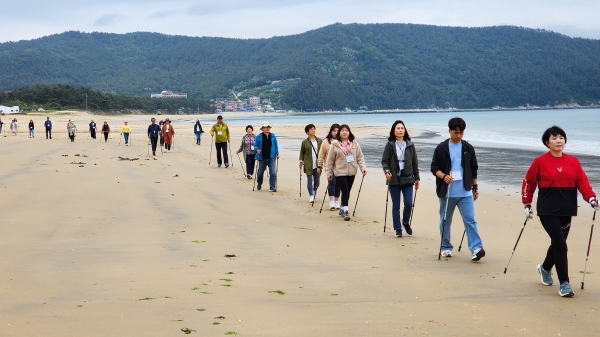 ▲해변 노르딕워킹(사진제공=완도군)